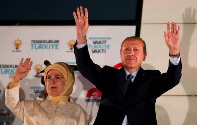 Σουλτάνος ο Ερντογάν – Μπορεί να κυβερνά με «φιρμάνια» δίχως να ρωτά τη Βουλή