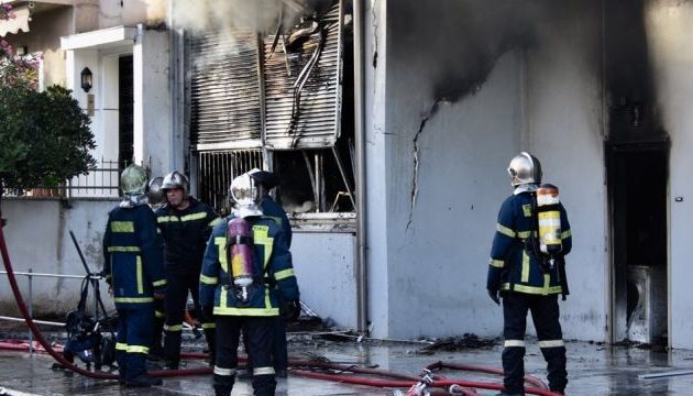 Ζημιές σε σπίτια από μεγάλη φωτιά σε αποθήκη ηλεκτρικών ειδών στην Αττική (φωτο+βίντεο)