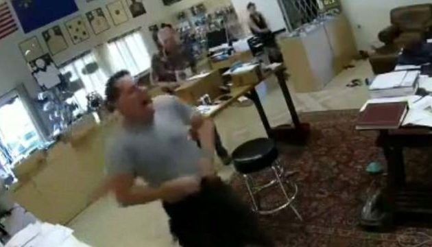 Άνδρας με όπλο στη μέση σκύβει και… αυτοπυροβολείται εκεί που δεν πρέπει (βίντεο)