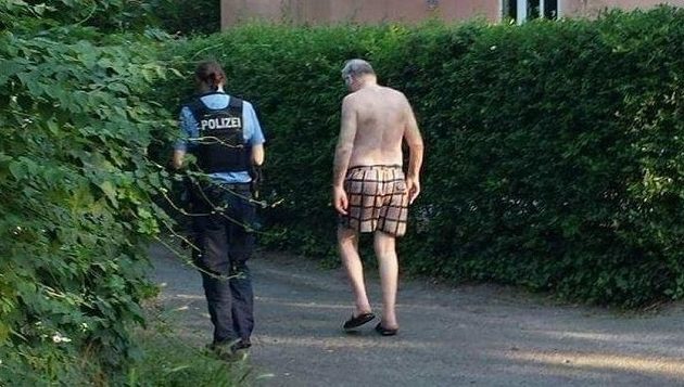 Έκλεψαν τα ρούχα του ηγέτη του ακροδεξιού AfD και τον άφησαν με το… μαγιό