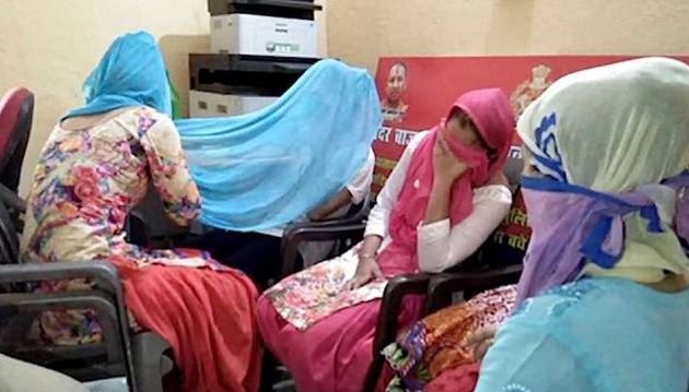 Κόρες και μάνα σκότωσαν τον πατέρα γιατί δεν τους άφηνε να φορέσουν τζιν