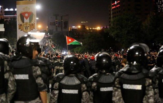 Για έβδομη νύχτα οι Ιορδανοί βγήκαν για να διαμαρτυρηθούν στους δρόμους του Αμάν