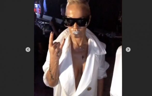 Η εκκεντρική Νατάσα Καλογρίδη ημίγυμνη στα Mad Video Music Awards (βίντεο)