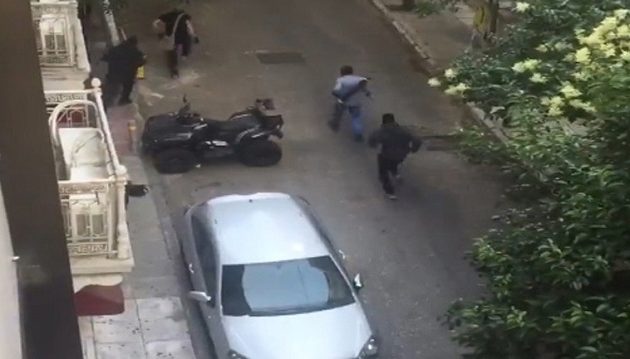«Nτου» αντιεξουσιαστών στο γραφείο του Μ. Βαρβιτσιώτη – Πυροβόλησε ο φρουρός (βίντεο)