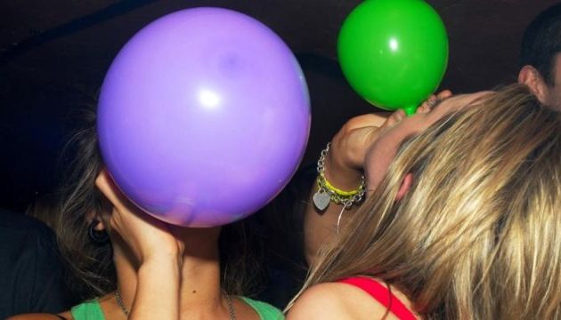 Ξαναχτύπησε στην Ελλάδα το «αέριο του γέλιου» που φέρνει κλάματα