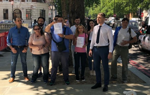 Δέκα όλοι κι όλοι διαδήλωσαν στο Λονδίνο δήθεν για τη Μακεδονία και δεν ήξεραν ούτε τους στίχους (βίντεο)