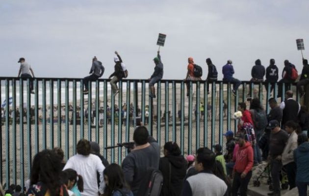 Οι μετανάστες μπαίνουν κατά χιλιάδες στις ΗΠΑ παρά την πολιτική «μηδενικής ανοχής» Τραμπ