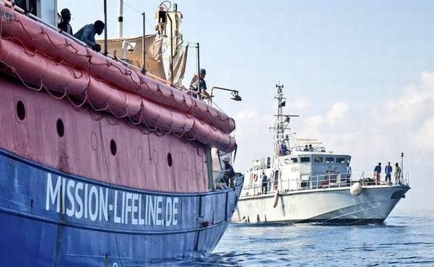 Στη Μάλτα αποβιβάστηκαν οι 223 παράτυποι μετανάστες του «Lifeline» – Το πλοίο κατασχέθηκε