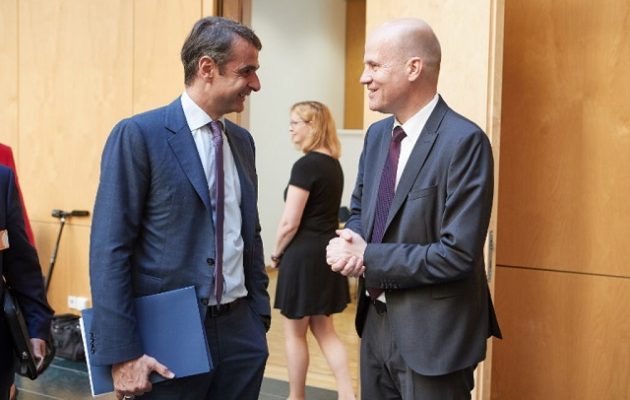 O Mητσοτάκης δεσμεύθηκε στον Σολτς για μείωση φορολογικών συντελεστών