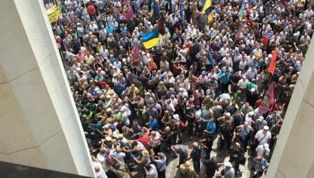 Eπεισόδια στην Ουκρανία: Διαδηλωτές επιχείρησαν να εισβάλουν στο Κοινοβούλιο (βίντεο)