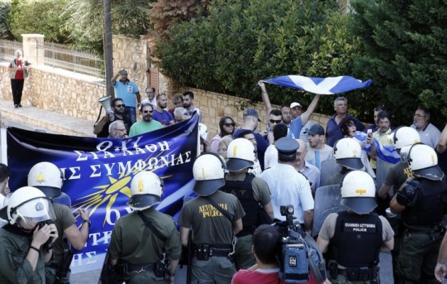 Χρυσαυγίτες οι “διαδηλωτές” που είδε ο ΣΚΑΙ – Φώναζαν “στα όπλα να πάρουμε τα Σκόπια” (βίντεο)