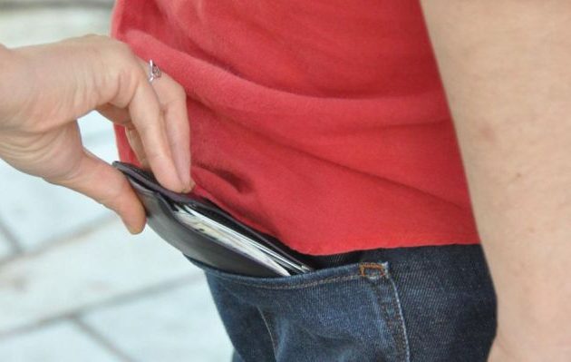 Συνέλαβαν αλλοδαπούς που «μαδούσαν» τουρίστες γύρω από την Ακρόπολη