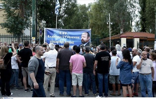 Πώς και πώς περιμένουν τον Σώρρα οι οπαδοί του στην Ευελπίδων (φωτο)