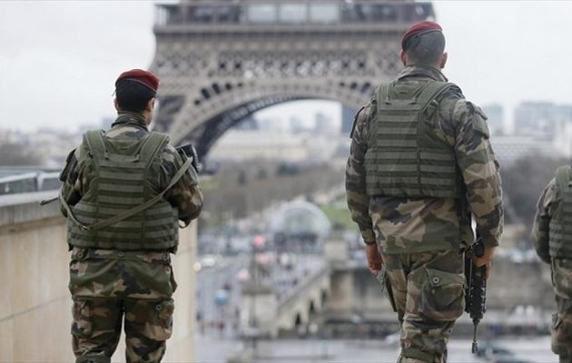 O Mακρόν κάνει υποχρεωτική τη στρατιωτική θητεία για άνδρες και γυναίκες από τα 16