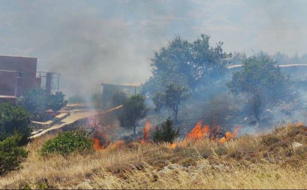 Πυρκαγιά στα Χανιά απείλησε σπίτια