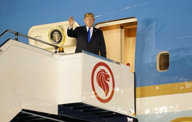 Έφτασε ο Τραμπ στη Σιγκαπούρη για την ιστορική του συνάντηση με τον Κιμ