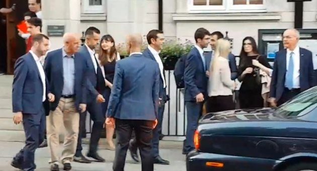 Λονδίνο: Τέσσερις ακροδεξιοί πήγαν να στήσουν σκηνικό στον Τσίπρα – Αποδοκιμάστηκαν από τον κόσμο