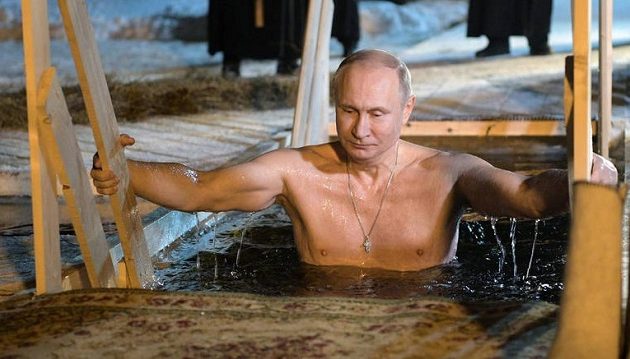 O Πούτιν απαντά για τις σχέσεις με ακροδεξιά κόμματα και τις ημίγυμνες φωτογραφίες του