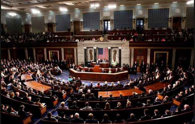 Η αμερικανική Βουλή ανακοίνωσε κατεπείγουσα έρευνα για την «κατάσταση έκτακτης ανάγκης» του Τραμπ