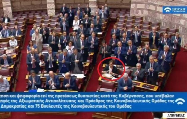 Η ΚΟ της ΝΔ χειροκροτούσε όρθια τον Σαμαρά, η Ντόρα καθιστή με την τσάντα αγκαλιά κοίταγε να φύγει