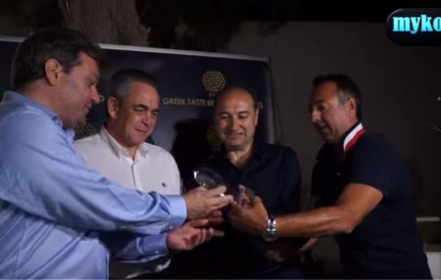 Λαμπερό dinner gala με την υπογραφή CAVALLI και φόντο τη Μικρή Βενετία της Μυκόνου (βίντεο)
