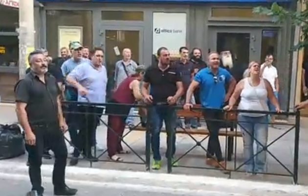 Δέκα ακροδεξιοί όλοι κι όλοι προσπάθησαν να δημιουργήσουν «κλίμα» κατά της Κουντουρά στα Χανιά (βίντεο)