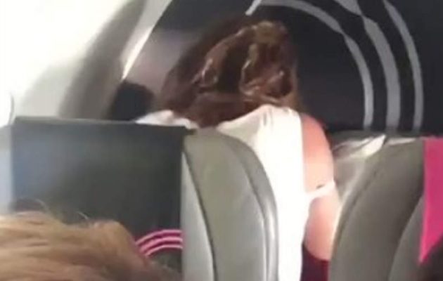 Το «έκαναν» εν πτήσει μπροστά στους άλλους επιβάτες και έγιναν viral (βίντεο)
