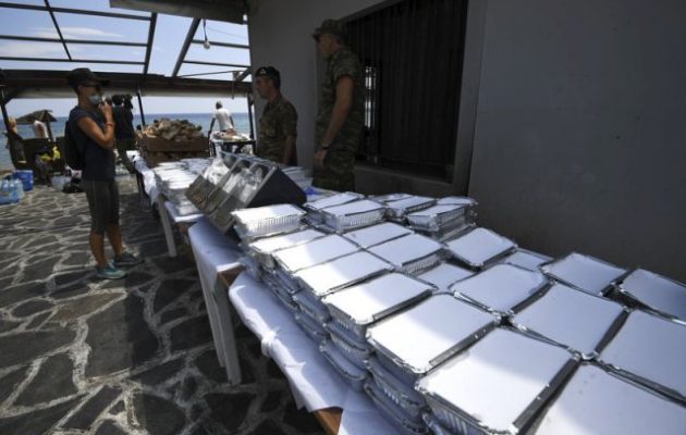 Ο στρατός μοιράζει τρόφιμα σε πυρόπληκτους στο Μάτι (φωτο)