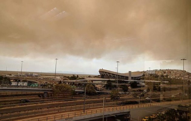 Ο καπνός από τη φωτιά στην Κινέττα έφτασε στο Σύνταγμα και «σκέπασε» τον Πειραιά (φωτο)