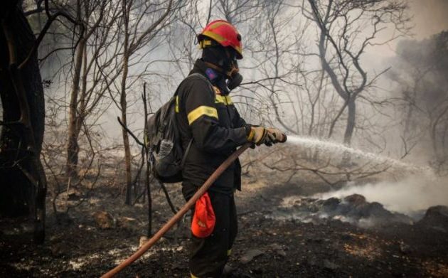 Βελτιώνεται το πύρινο μέτωπο στα Γεράνεια Όρη