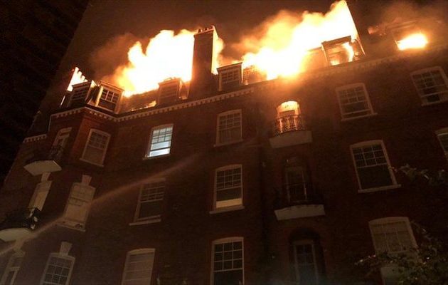 Υπό έλεγχο τέθηκε η μεγάλη πυρκαγιά σε πολυκατοικία του Λονδίνου