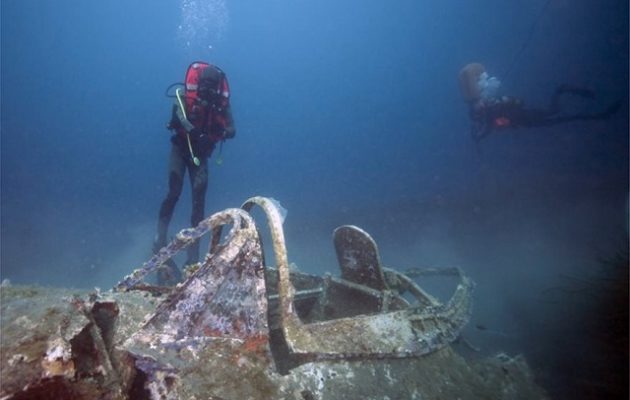 Δύτες βρήκαν συντρίμμια αμερικανικού αεροσκάφους του Β’ Παγκοσμίου πολέμου (φωτο)