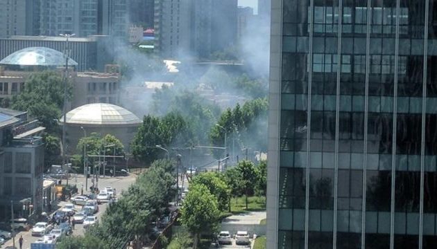 Συναγερμός στο Πεκίνο από ισχυρή έκρηξη έξω από την αμερικανική πρεσβεία (φωτο)