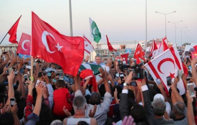 Στα Κατεχόμενα της Κύπρου ο Ερντογάν – Τον υποδέχτηκε πλήθος ισλαμιστών με σημαίες του AKP