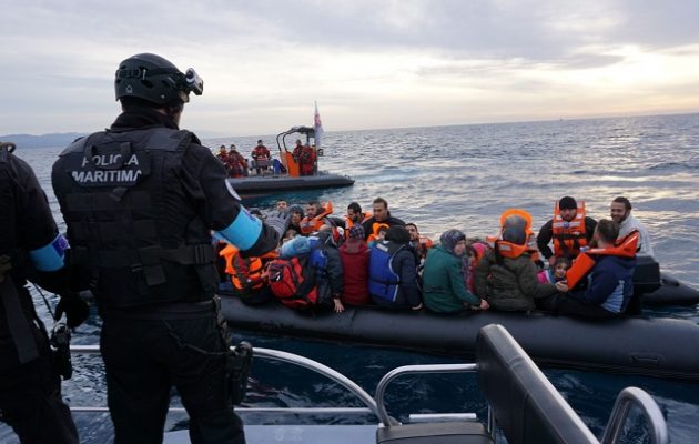 Ο Γιούνκερ προτείνει ενίσχυση της Frontex με 10.000 αστυνομικούς