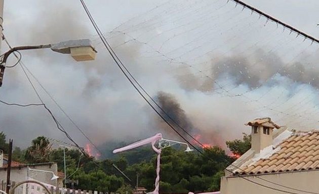 Φωτιά και στον Κάλαμο Aττικής