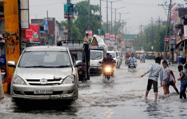 49 νεκροί από τους μουσώνες στην Ινδία – Κατέρρευσαν κτίρια από τις βροχοπτώσεις