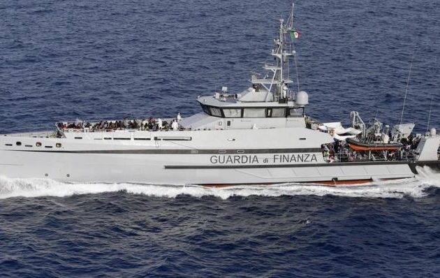 Οι Ιταλοί έχουν 450 μετανάστες σε δύο πολεμικά πλοία και θέλουν να τους μοιράσουν στις άλλες χώρες