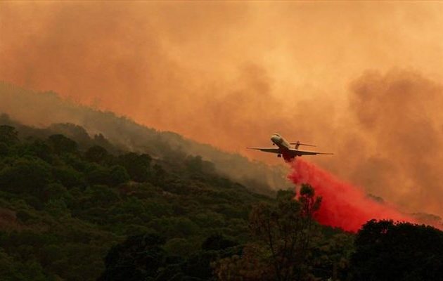 Σκληρή μάχη με τις φλόγες στην Καλιφόρνια με «δύναμη κρούσης» 36.000 πυροσβέστες