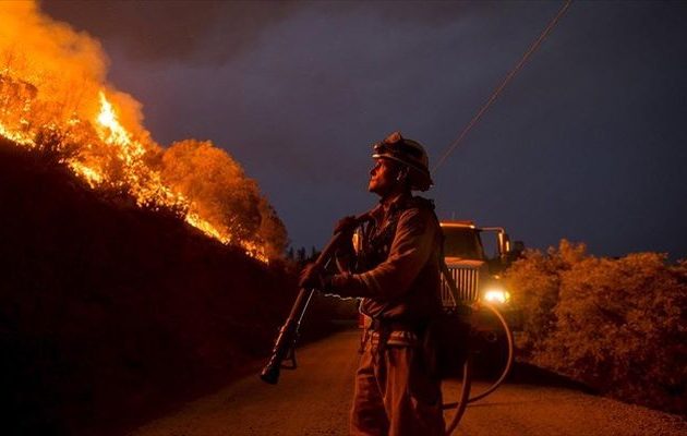 Μεγάλη πυρκαγιά στη νότια Καλιφόρνια – Πάνω από 3.000 άνθρωποι εγκατέλειψαν τα σπίτια τους