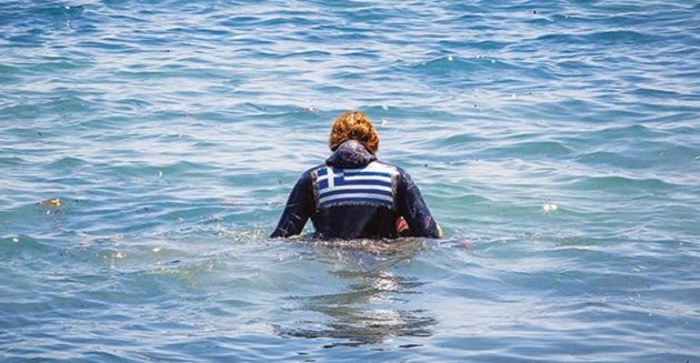 Πρώην μοντέλο βούτηξε στα θάλασσα αναζητώντας αγνοούμενους (φωτο)