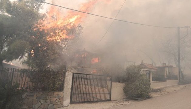 Εκκενώνονται οικισμοί λόγω της μεγάλης φωτιάς στην Κινέττα (φωτο)