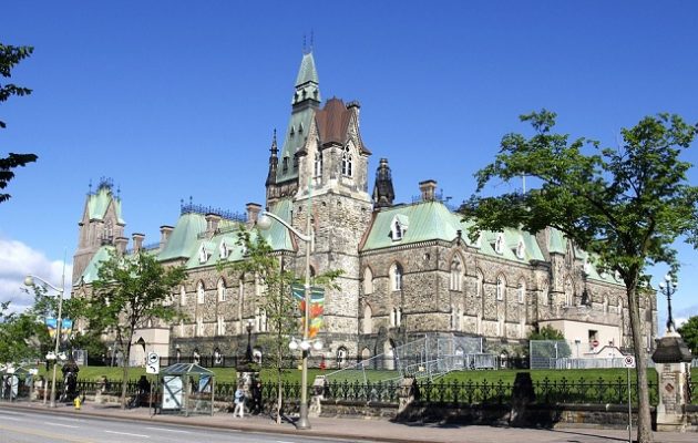 Άνδρας προσπάθησε να μαχαιρώσει στρατιώτη μπροστά στο καναδικό Κοινοβούλιο