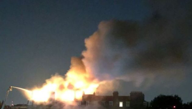 Μεγάλη φωτιά κατακαίει πολυκατοικία στο Λονδίνο (βίντεο)