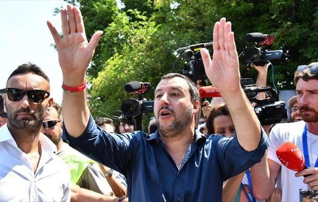 Άρχισαν τα όργανα: Την «πέφτουν» στον Σαλβίνι για τη σκληρή μεταναστευτική γραμμή του