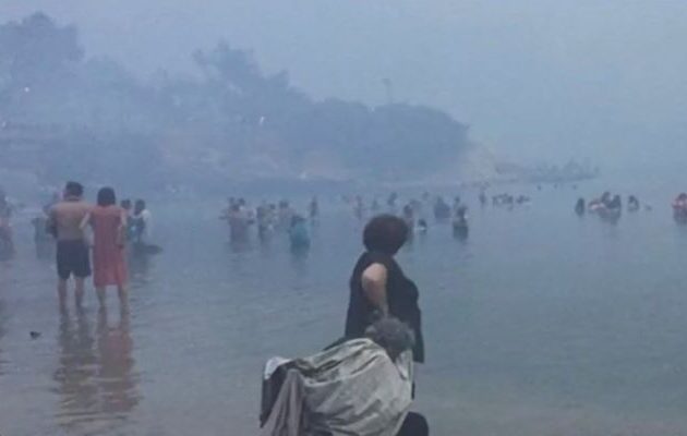 Με 70 χλμ την ώρα «έτρεχε» η φωτιά – Οι βάρκες έφταναν μέχρι 50 μέτρα από την ακτή και οι πολίτες έπρεπε να κολυμπήσουν