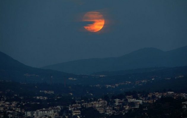 Η μεγαλύτερη ολική έκλειψη σελήνης του 21ου αιώνα στον ελληνικό ουρανό (φωτο)