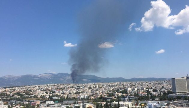 Μάχη με τις φλόγες στο Μενίδι – Πυρκαγιά επεκτάθηκε σε αποθήκη με εύφλεκτα υλικά