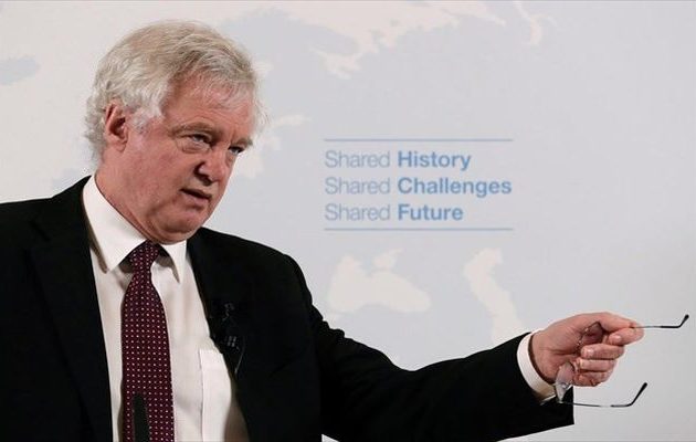 Ο Ντέιβις τρολάρει Μέι: «Θα επιβιώσει» μετά την παραίτησή μου