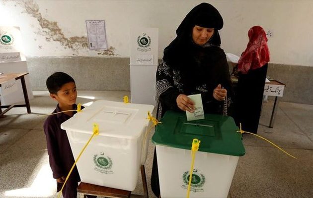 Άνοιξαν οι κάλπες στο Πακιστάν υπό τον φόβο επιθέσεων και επεισοδίων